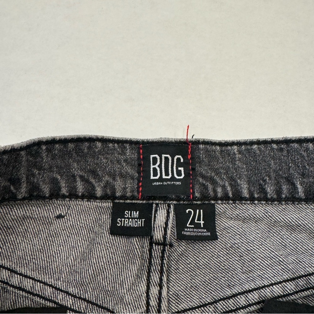 BDG Women’s Black/Grey Wash Distressed Slim Straight Leg Jeans Size 24 - Picture 2 of 5